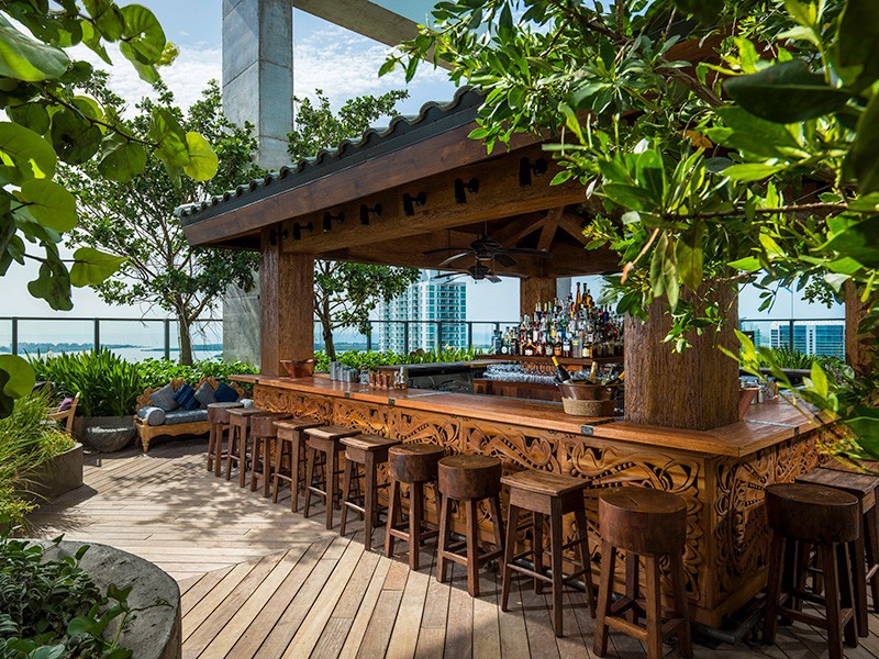 Quầy bar cafe ngoài trời làm hoàn toàn bằng gỗ