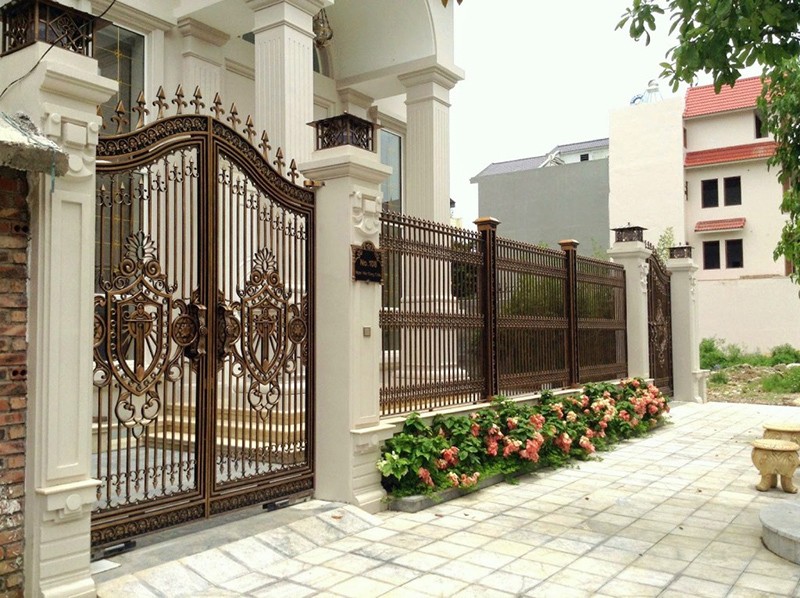 Cổng hàng rào biệt thự hiện đại được thiết kế bằng chất liệu nhôm đúc 