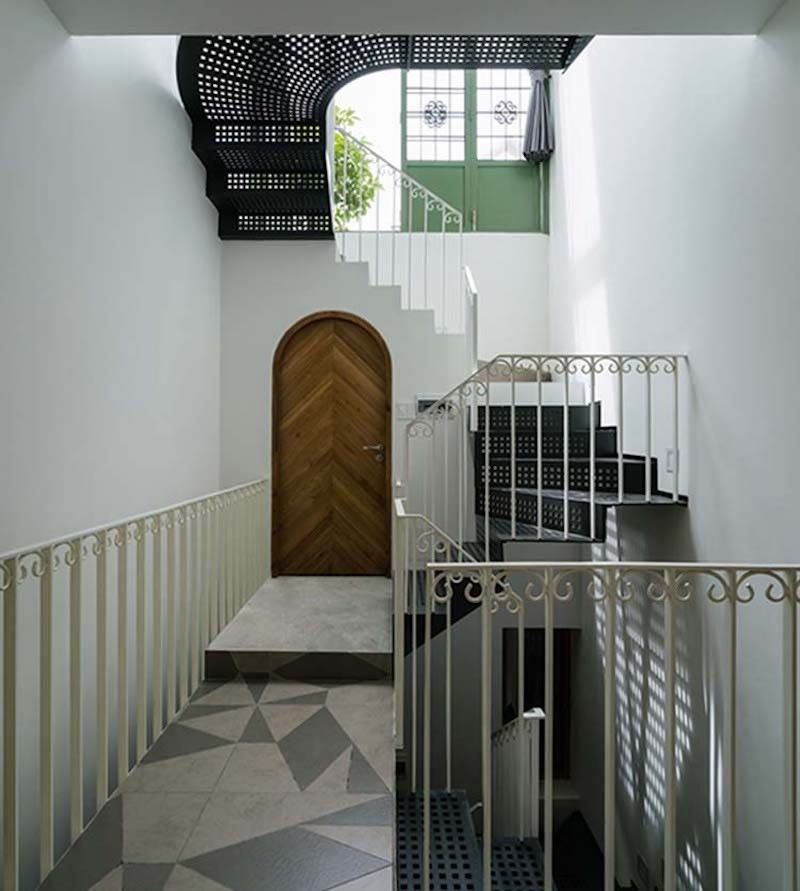 Cầu thang thiết kế đơn giản nhẹ nhàng căn sử dụng gam màu cực thiên nhiên xanh và trắn 