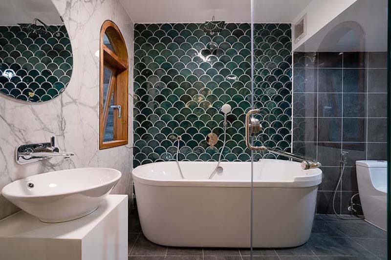 Nhà vệ sinh được thiết kế khá đơn giản điểm nhấn lớn nhất là bức tường làm giống hình vảy cá 